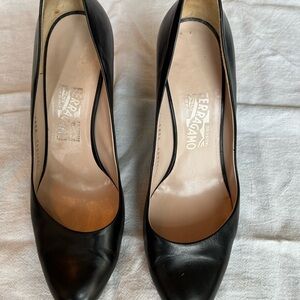 Salvatore Ferragamo Women's Black Leather Pumps